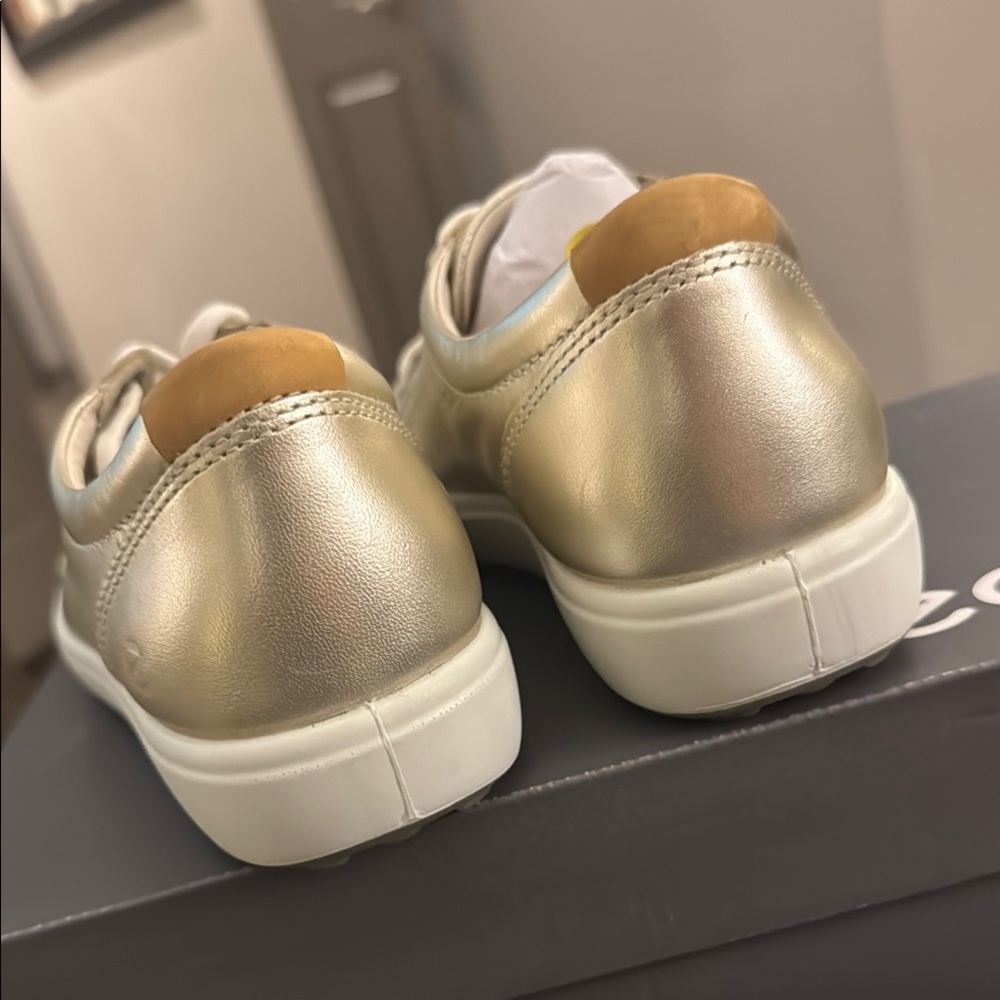 ECCO
Women's Soft VII Leather Lace Up Sneakers Size US 6-6.5 / EU 37❣️🙂 - Picture 11 of 16